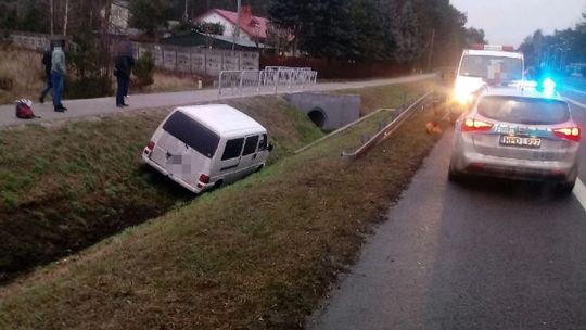 DK19: Zwierzę wybiegło na drogę. Bus wpadł do rowu