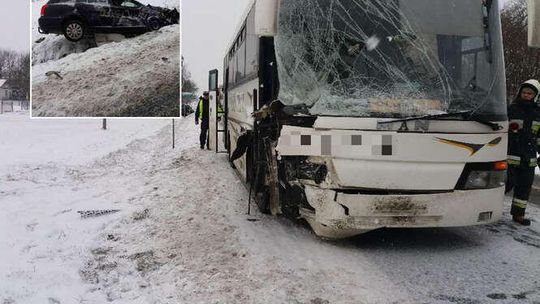 DK82: Autobus zderzył się z toyotą, duże utrudnienia drogowe [zdjęcia]