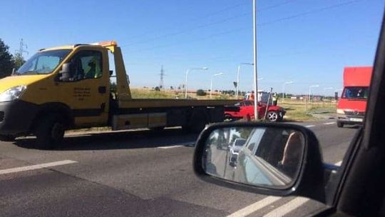 DK82: Samochód wypadł z jezdni i wpadł do rowu