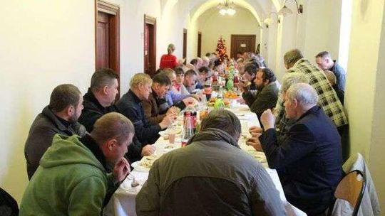 Dla nich to jedyna szansa na wigilijny posiłek. Spotkanie w bialskim Caritasie