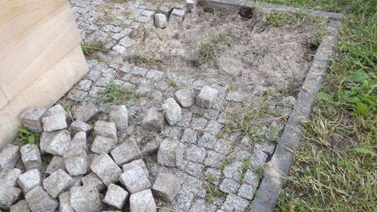 Dla zabawy zniszczyli chodnik