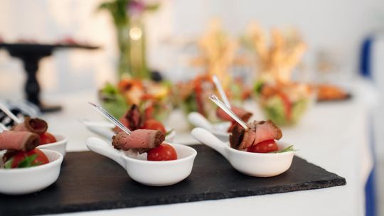 Dlaczego coraz więcej osób decyduje się na catering podczas imprez okolicznościowych?