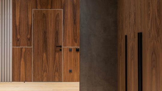 Dlaczego drzwi bezprzylgowe biją rekordy popularności? Poznaj ich zalety!