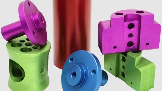 Dlaczego kolorowe wykończenie aluminium jest coraz częściej wybierane przez producentów?
