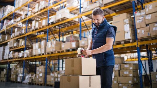 Dlaczego naklejki plombowe są kluczowe w logistyce i transporcie?