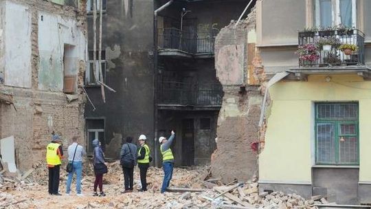 Dlaczego runęła kamienica? Dwa miesiące przed katastrofą były sygnały o złym stanie stropów