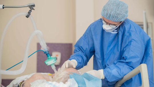 Dlaczego ten wirus mutuje? Bo za słabo z nim walczymy