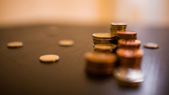 Dlaczego warto porównać cenę prądu w firmie i domu?