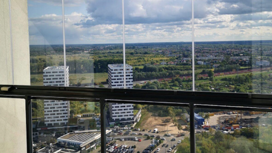 Dlaczego warto zainwestować w folię przeciwsłoneczną na okna – 5 najważniejszych powodów