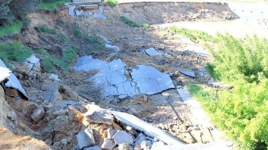 Dlaczego zniknęła droga? Obarczają winą kopalnię piasku