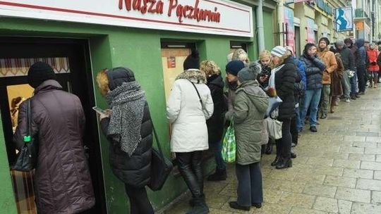 Długa kolejka po pączki w Lublinie. Dzisiaj Tłusty Czwartek! [zdjęcia]