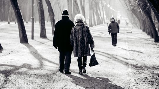 Długi emerytów: dziadek za wnuczka, wnuczek na babcię