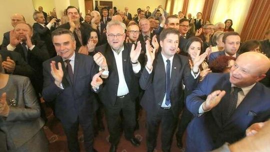 Długie kolejki po legitymację partyjną PiS. "Każdego dokładnie weryfikujemy"