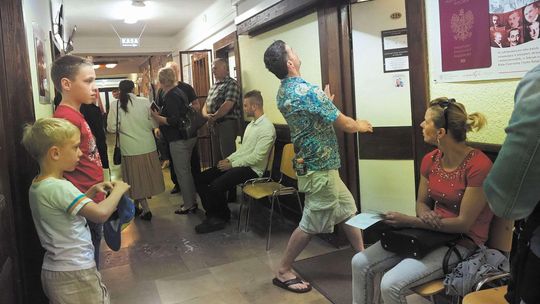 Długie kolejki po paszport. Najlepiej przyjść przed otwarciem biura [zdjęcia]