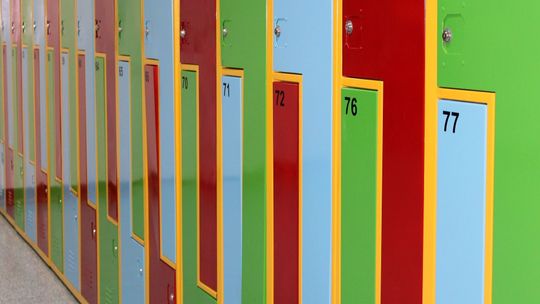 Dłuższe przerwy i lżejsze tornistry. Uczniów czekają zmiany