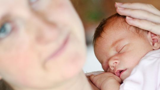 Dłuższy płatny urlop dla rodziców. Nowe przepisy wchodzą w życie