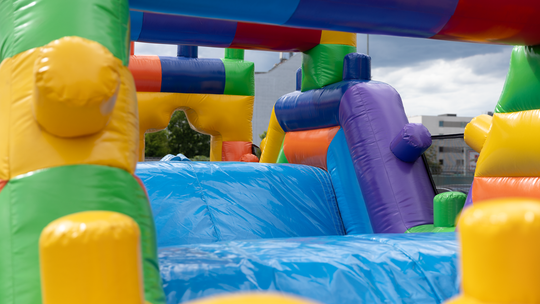 Dmuchańce ślubne – jak zbudować ofertę premium na wesela i przyjęcia plenerowe