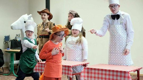 Dni otwarte w Szkole Podstawowej nr 53 w Lublinie. Myszka rozdaje ciastka. Zdjęcia