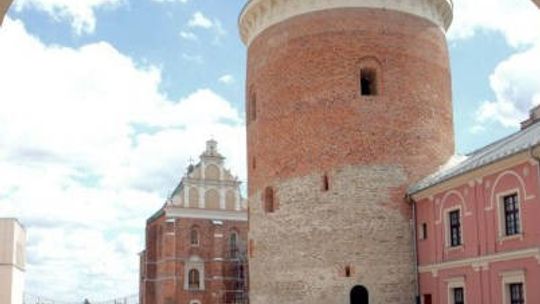 Do Muzeum Lubelskiego w dzień i w nocy