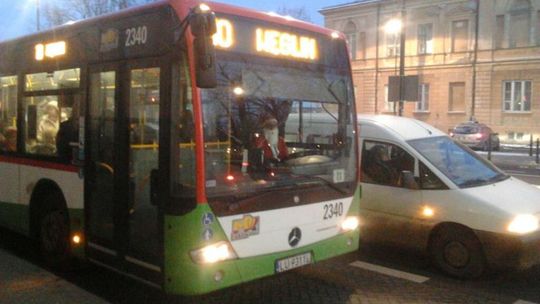 Do pracy zawiezie nas Mikołaj. Kierowcy się przebiorą