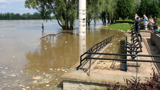 Do Puław zbliża się fala wezbraniowa, Wisła zalewa bulwar i okolice portu [zdjęcia]
