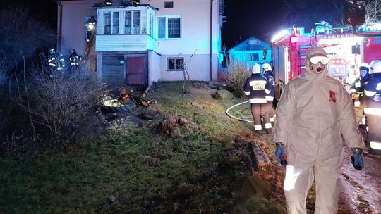 Do spalonego domu strażacy musieli wejść w ubraniach zabezpieczających przed COVID-19