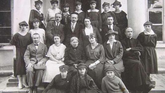 Do szkoły boso i z ochotą. O początkach szkolnictwa