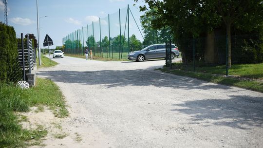 Do szkoły po wybojach. Mieszkańcy proszą o remont drogi