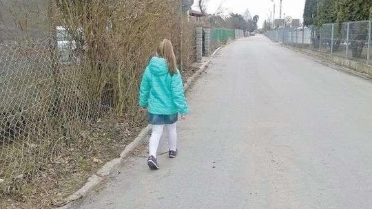 Do szkoły przez ruchliwą ulicę. Czytelnik apeluje o chodnik