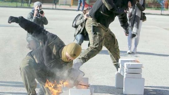 Do szkoły w mundurach. Ślubowanie uczniów z XIV LO w Lublinie (zdjęcia)