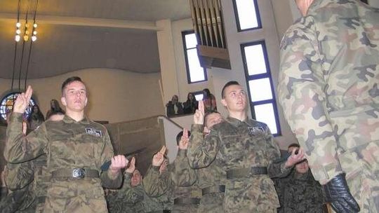 Do szkoły w mundurze. Uczą się strzelania i musztry "Nie chodzi o radykalizację poglądów"