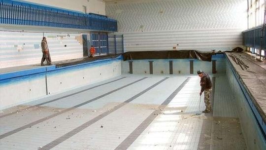 Do tej pory nie było czasu ani pieniędzy na remont. Ale strop już odpadał do basenu