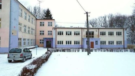Do tej szkoły chodzi 380 dzieci. Gmina przegrała w sądzie ze spadkobierczynią