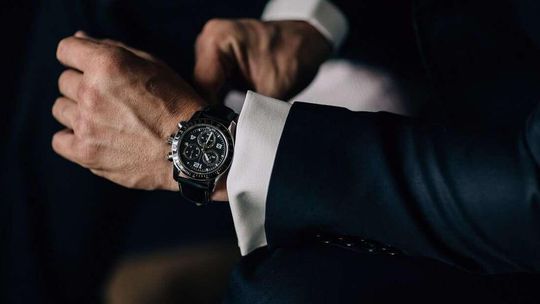 Dobieramy zegarek męski do stroju i okazji