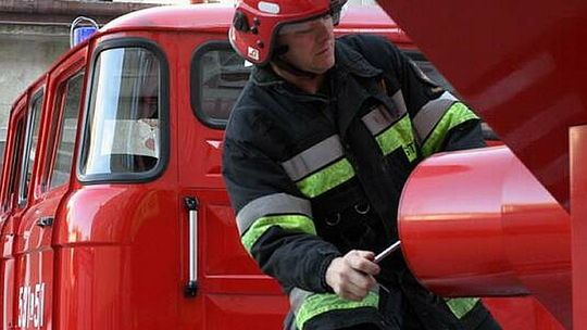 Dobra 28: Zawalił się strop budynku. Jedna osoba w szpitalu