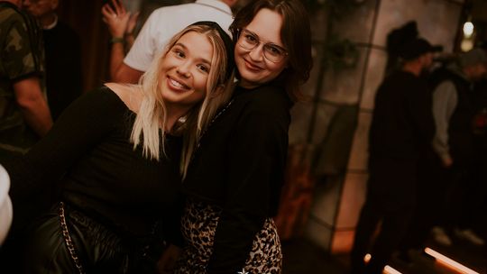 Dobra zabawa w klubokawiarni Ostro. Imprezę rozkręcał Dj Soina