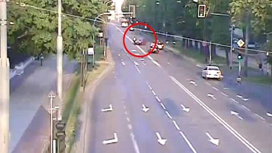 Dochodzi do wypadku, sprawca ucieka. Kamera monitoringu? Jest, ale...