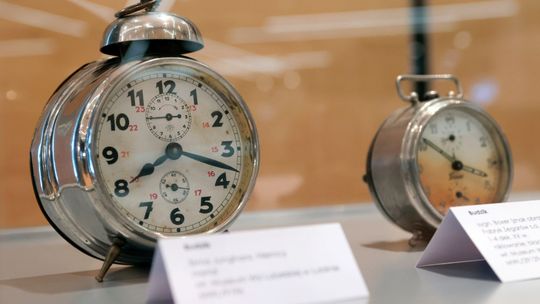 Dodatkowa godzina spania. Przestawiamy zegarki, a komunikacja miejska pojedzie podwójnie
