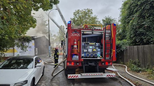 Dogaszanie pożaru warsztatu samochodowego. Z ogniem walczyło 13 zastępów strażaków