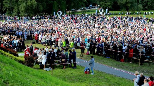 Dojazd na uroczystości w Kęble i Wąwolnicy. Biała kartka przyda się kierowcom