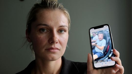 Doktorowi A. puściły nerwy. Wrzeszczał, wyrwał telefon reporterce. Nagranie wideo