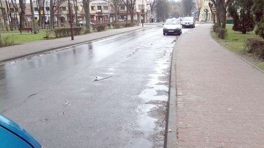 Dołki na niedawno przebudowanej ulicy. Jest jeszcze na gwarancji