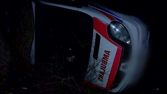 Dolny Śląsk: Karetka jadąca na sygnale wpadła do rowu