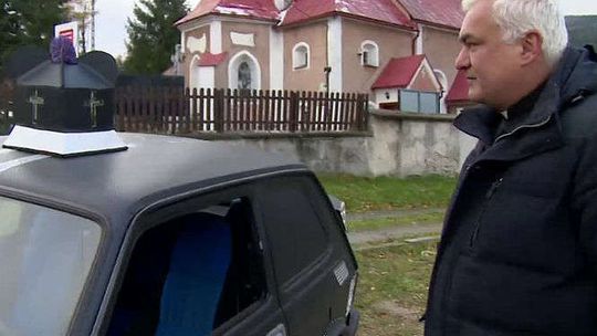 Dolny Śląsk: Proboszcz jeździ specjalnym „maluchem” i pomaga duchowo