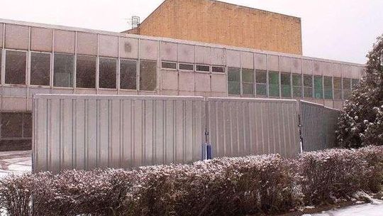 Dom Chemika już ogrodzony. Rusza przebudowa