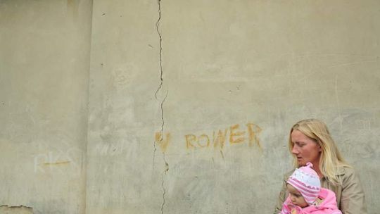 Dom pęka na pół odkąd kierowcy ruszyli nową trasą na al. Solidarności