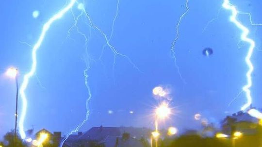 Dom pod Lublinem zapalił się od pioruna. Po burzy są też uszkodzone dachy