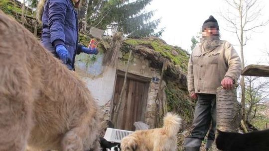 Dom się wali. Nie tylko zwierzęta potrzebują pomocy, ich właściciel także