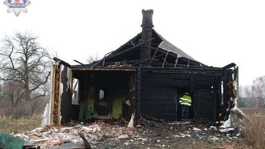 Dom spłonął przez zwarcie instalacji. Jedna osoba ranna