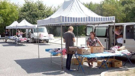 Dominów: Nowy targ działa. W lepszych warunkach i na razie bez opłat